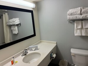 وحدات دش مع أحواض استحمام، مجففات شعر، مناشف، صابون