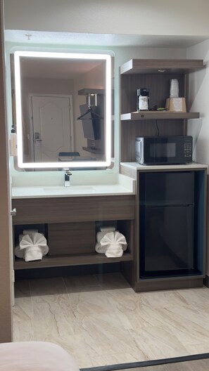 标准房, 2 张双人床, 无烟房, 山景 | 浴室 | 淋浴/盆浴组合、吹风机、毛巾、肥皂