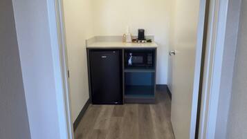 Standard Room, 1 Queen Bed, Non Smoking, Mountain View | Private kitchen | Fridge, microwave, coffee/tea maker