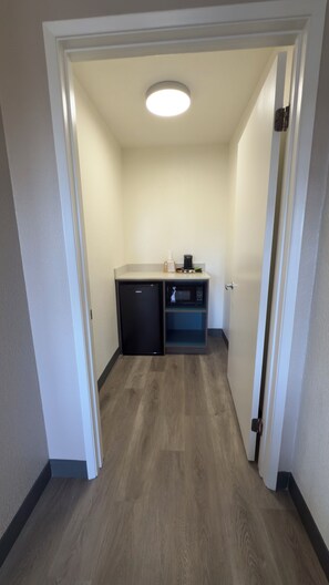 Habitación estándar, 1 cama Queen size, para no fumadores, vista a la montaña | Cocina privada | Refrigerador, microondas y cafetera y tetera 