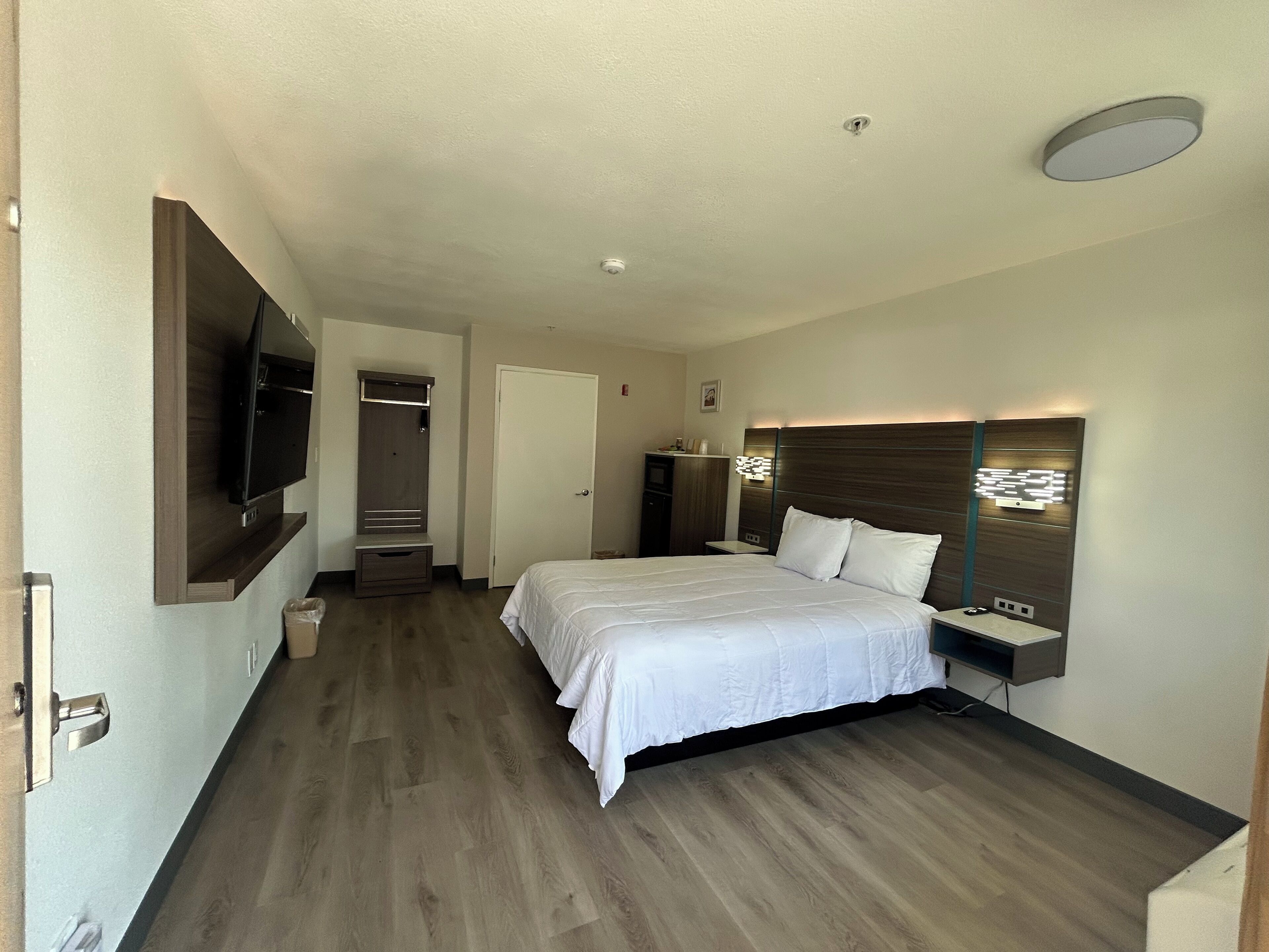 Standard Room, 1 Queen Bed, Accessible, Non Smoking, Mountain View | In-room safe, desk, blackout curtains, iron/ironing board