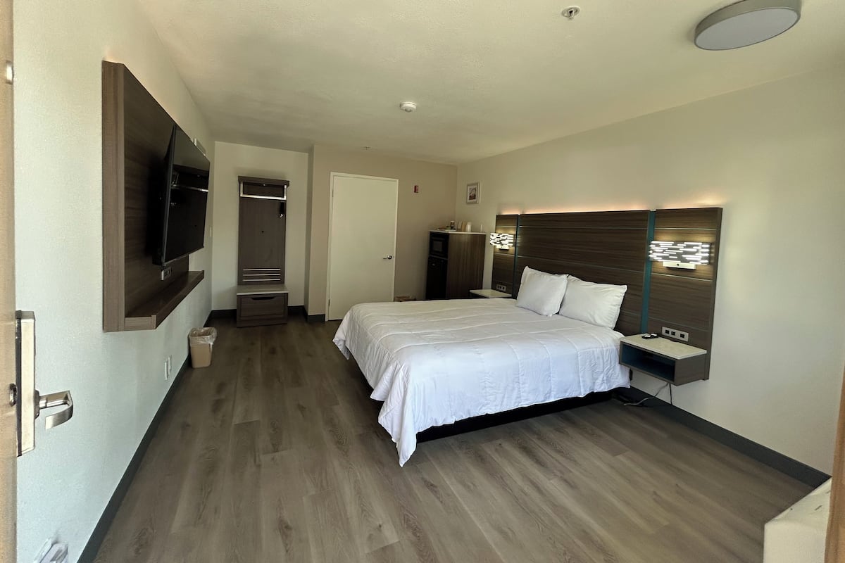 Standard Room, 1 Queen Bed, Accessible, Non Smoking, Mountain View | Safe på rommet, skrivebord, blendingsgardiner og strykejern/-brett