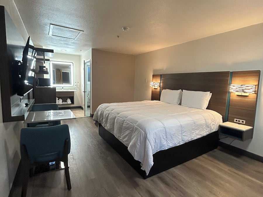 Habitación estándar, 1 cama King size, para no fumadores, vista a la montaña | Caja de seguridad en la habitación, escritorio y cortinas blackout