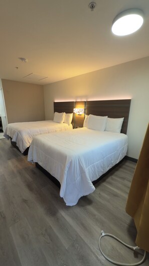 In-room safe, desk, blackout curtains, iron/ironing board - Mission Inn San Luis Obispo (San Luis Obispo)