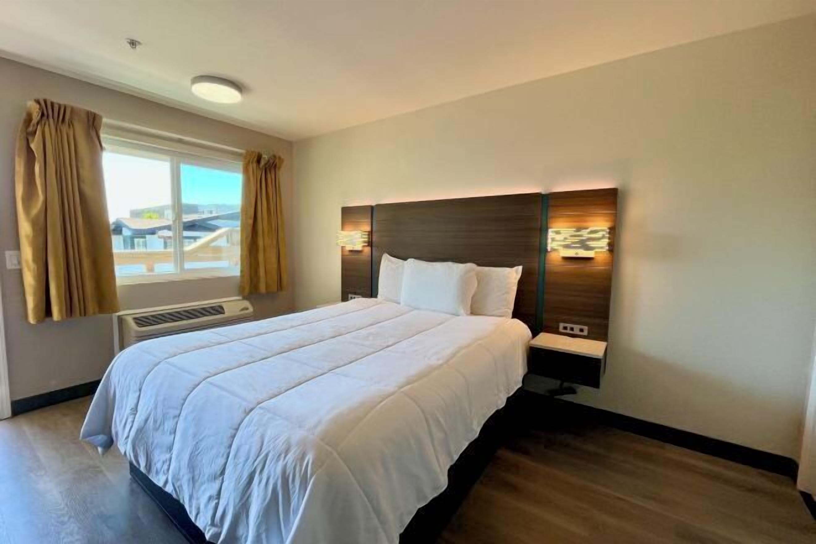 Caja de seguridad en la habitación, escritorio y cortinas blackout 