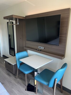Standard Room, 1 Queen Bed, Non Smoking, Mountain View | 1 bedroom, in-room safe, desk, blackout drapes