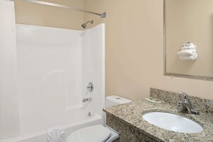 Bañera con ducha, secador de pelo, toallas