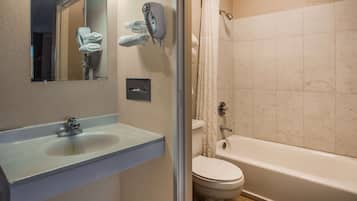 Combined shower/tub, free toiletries, hair dryer, towels