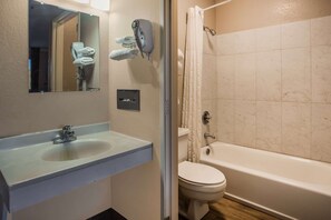 Ensemble douche/baignoire, articles de toilette gratuits, sèche-cheveux