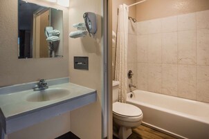 Bañera con ducha, artículos de tocador gratuitos, secador de pelo