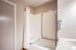 Huone, 1 keskisuuri parisänky, esteetön, tupakointi kielletty (Mobility/Hearing) | Kylpyhuone | Suihkun ja ammeen yhdistelmä, ilmaiset hygieniatuotteet, hiustenkuivaaja