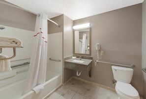 Deluxe-Zimmer, 1 Queen-Bett, barrierefrei, Nichtraucher | Badezimmer | Haartrockner, Bidet, Handtücher