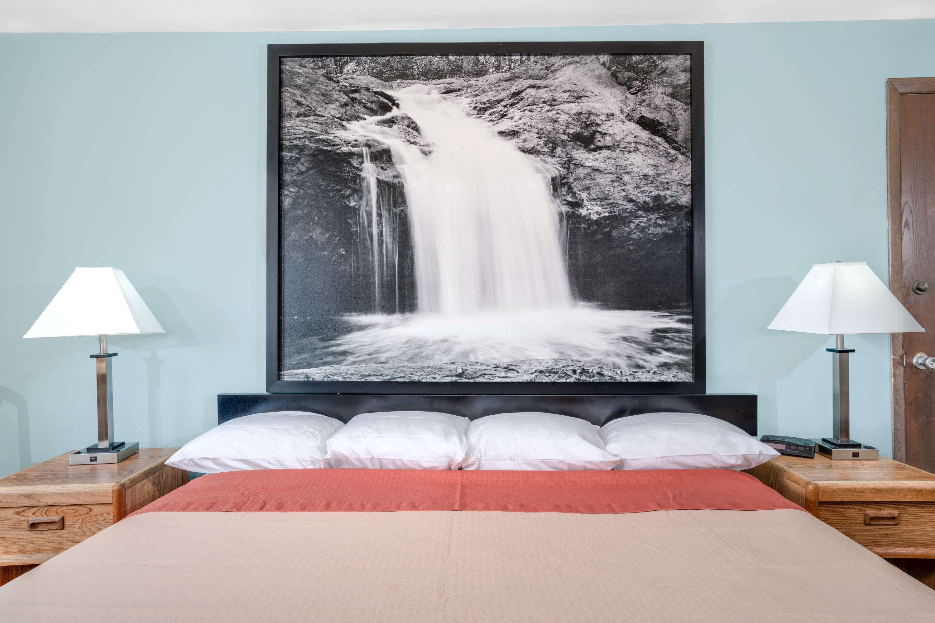 办公桌、免费 WiFi、床单