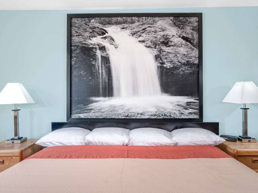 Escritorio, wifi gratis y ropa de cama