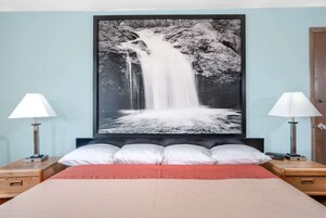 Escritorio, wifi gratis y ropa de cama 