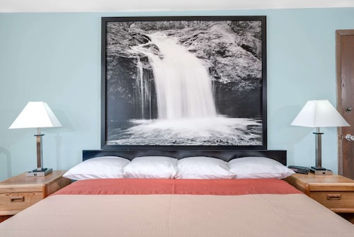 Super 8 by Wyndham Tomah Wisconsin