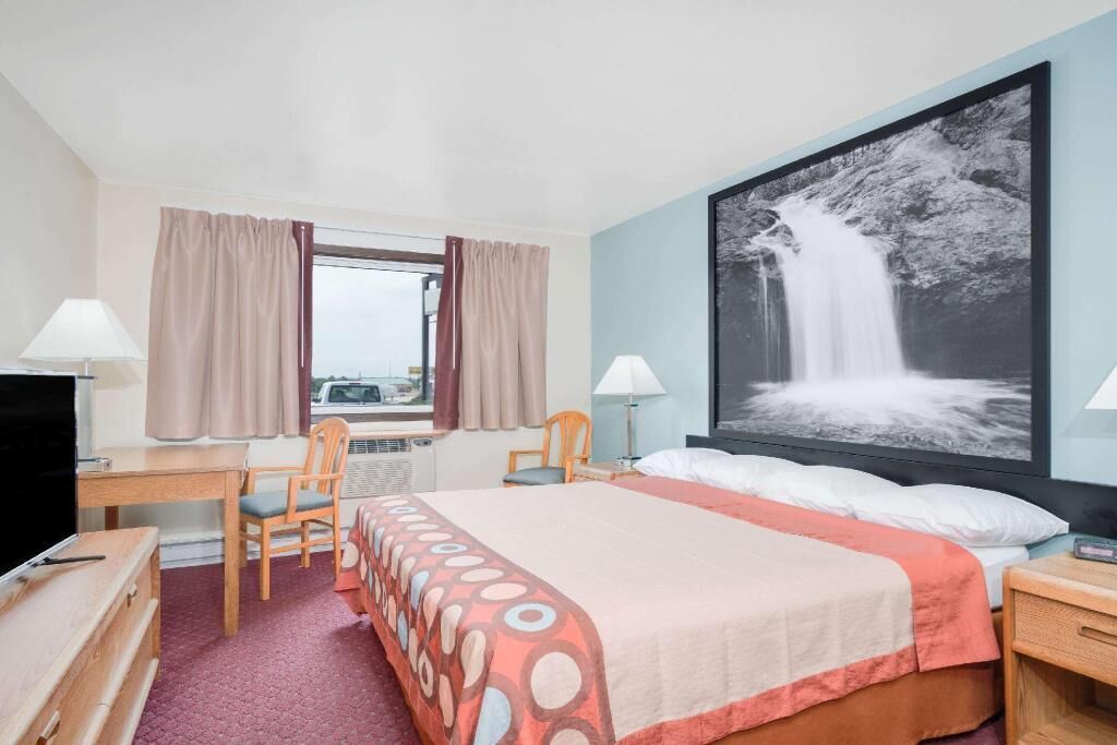 Desk, free WiFi, bed sheets