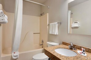 Combined shower/bathtub, hydromassage showerhead, free toiletries - Travelodge by Wyndham Jefferson City (Jefferson City)