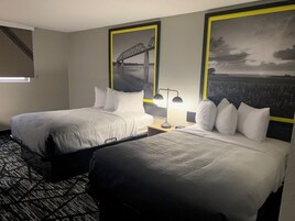 Colchones con pillow-top, escritorio y cortinas blackout 