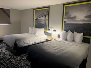 Rom, 2 dobbeltsenger, ikke-røyk | Senger med overmadrass, skrivebord og blendingsgardiner