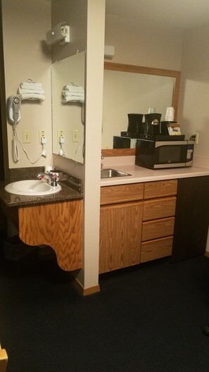 Suite, 1 cama de matrimonio grande, no fumadores, microondas | Lavabo del cuarto de baño