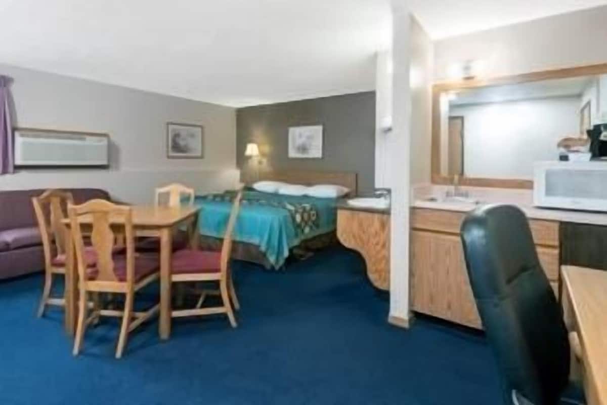 Suite, 1 letto king, non fumatori, microonde | Con stile personalizzato, una scrivania, tende oscuranti