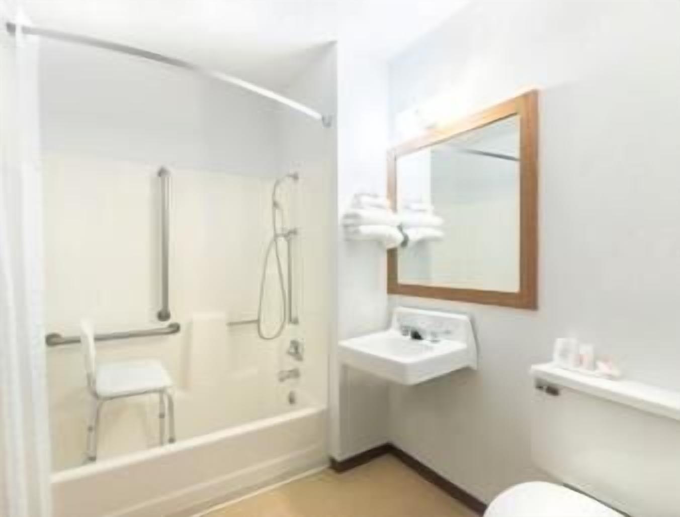 Habitación, 1 cama de matrimonio, accesible para personas con discapacidad, no fumadores (Mobility) | Baño | Ducha y bañera combinadas, secador de pelo y toallas