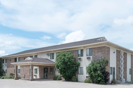 Exterior. Super 8 by Wyndham Milbank SD