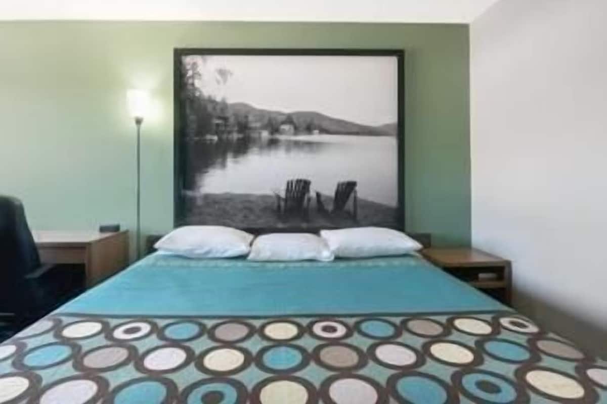 Camera, 1 letto king, fumatori, microonde | Con stile personalizzato, una scrivania, tende oscuranti