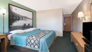 Kamar, 1 Tempat Tidur King, Bebas Asap Rokok, microwave | Didekorasi berbeda-beda, meja kerja, dan tirai kedap cahaya