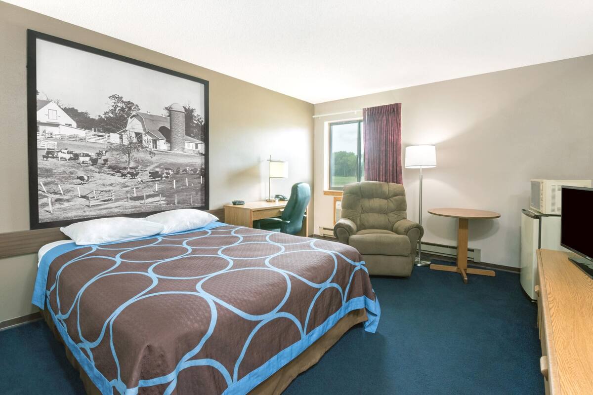 Upgraded, Standard Room, 1 Queen Bed | Desk, blackout curtains, free cots/infant beds, rollaway beds