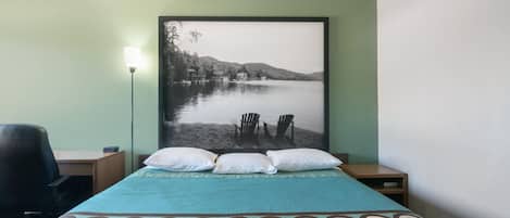 Didekorasi berbeda-beda, meja kerja, dan tirai kedap cahaya