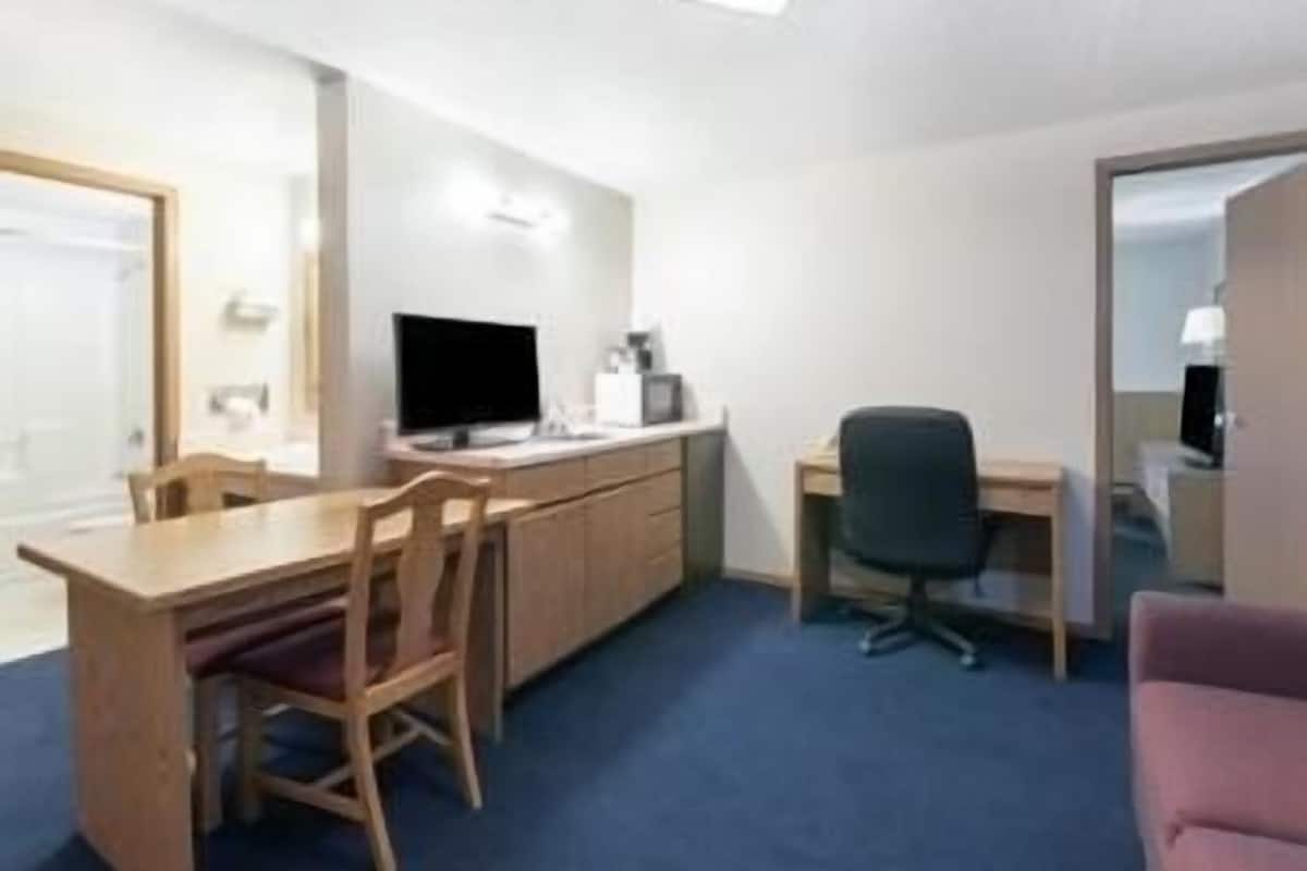 Suite, 1 letto queen, non fumatori, microonde | Area soggiorno | TV a schermo piatto 32 pollici con canali via cavo, TV