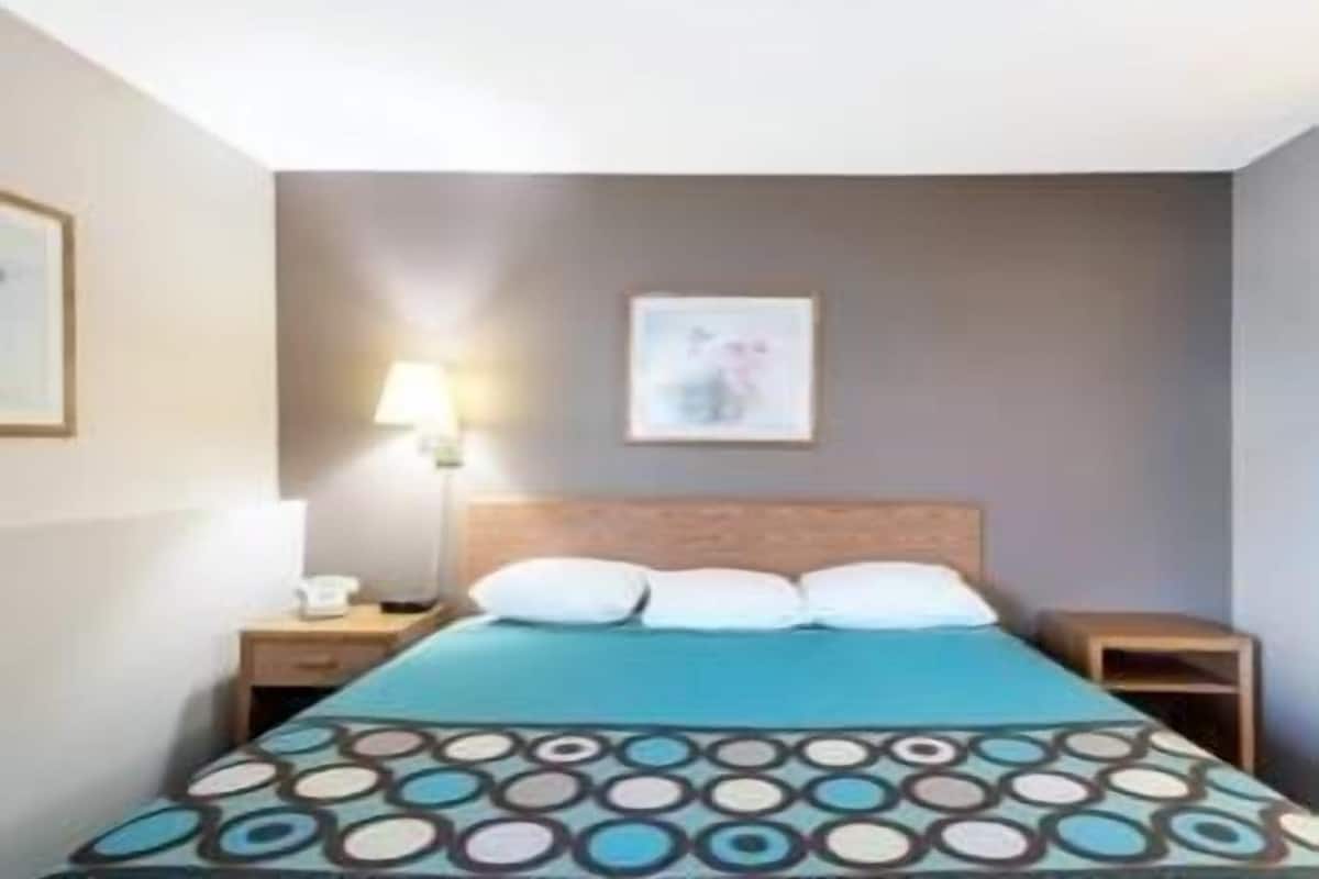 Camera, 1 letto king, non fumatori, microonde | Con stile personalizzato, una scrivania, tende oscuranti