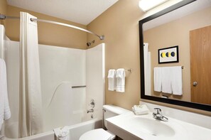 Combined shower/tub, free toiletries, hair dryer, towels