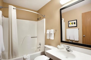 Combined shower/tub, free toiletries, hair dryer, towels