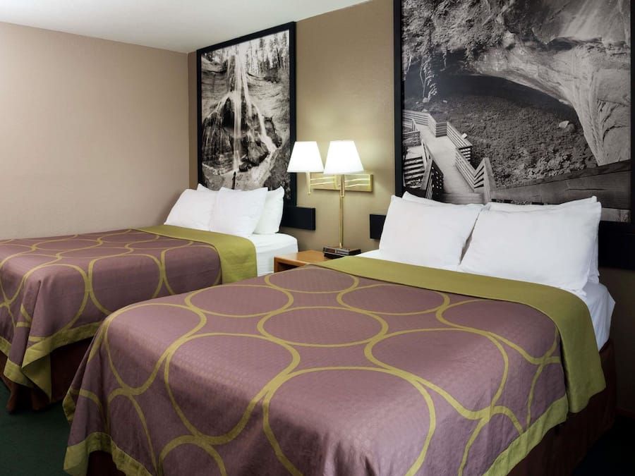 Escritorio y espacio para trabajar con un portátil