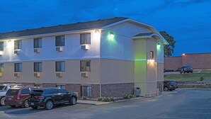 Ein mehrstöckiges Hotel mit Parkplatz.