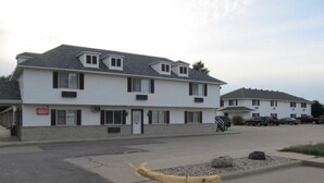 A two-story building with a flat roof and a central entrance. - Americas Best Value Inn Seward (Seward)