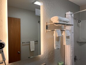 Duschwanne, kostenlose Toilettenartikel, Haartrockner, Handtücher