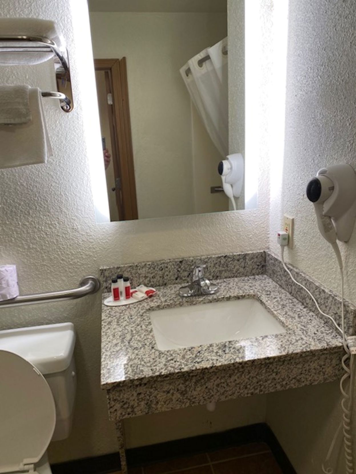 Baño | Tina con regadera, amenidades de baño gratuitas, secadora de cabello 