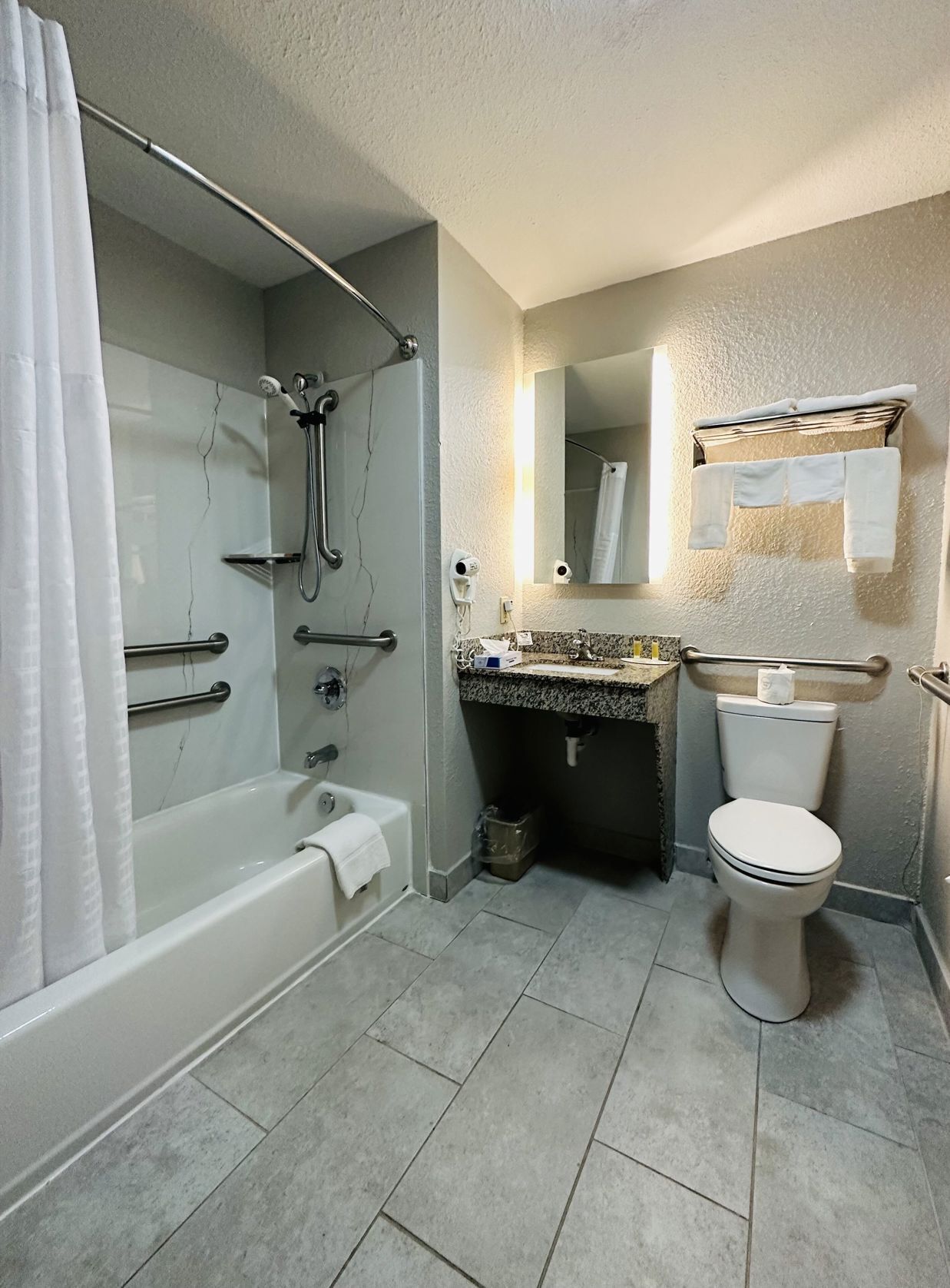 Baño | Tina con regadera, amenidades de baño gratuitas, secadora de cabello 