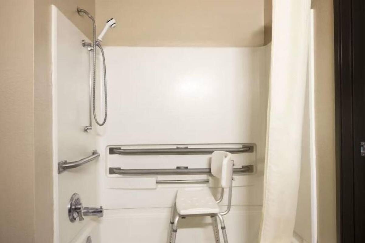 Bathroom | Combined shower/tub, free toiletries, towels