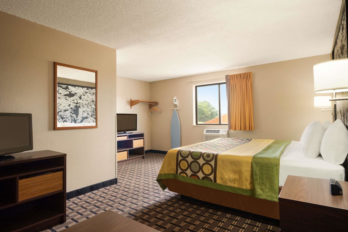 Desk, iron/ironing board, free WiFi, bed sheets