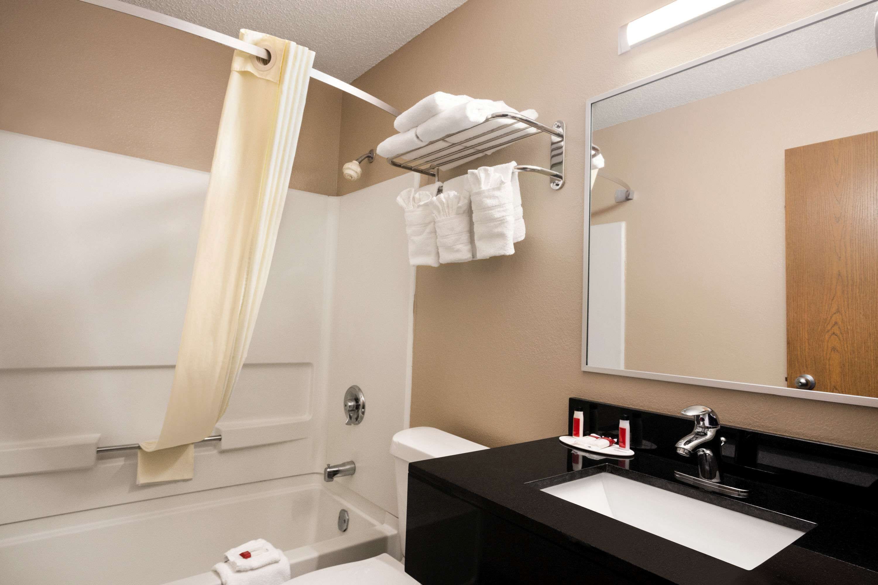 Ducha y bañera combinadas y artículos de higiene personal gratuitos