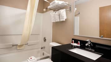 Combined shower/bathtub, free toiletries, towels