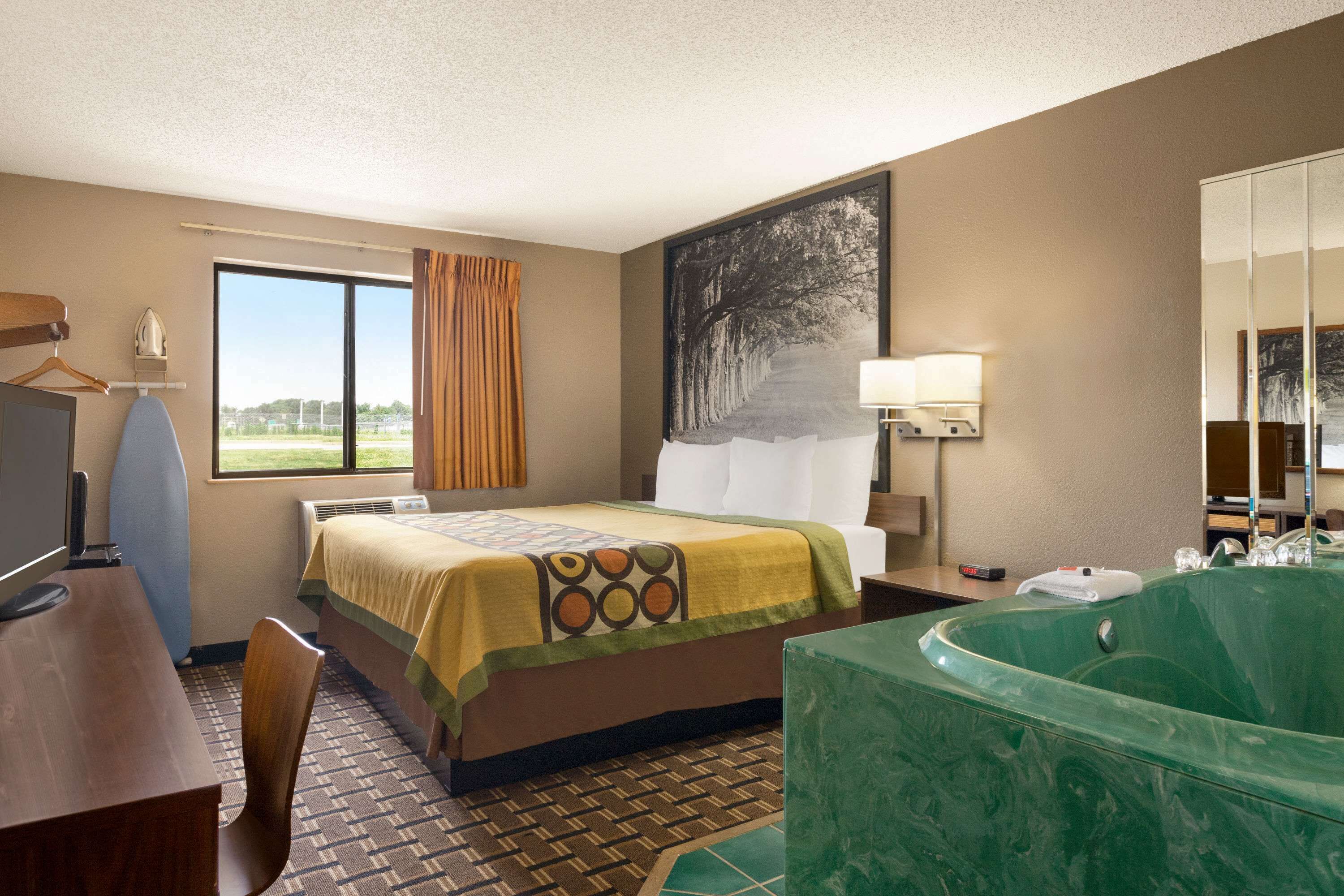 Room, 1 King Bed, Hot Tub | Desk, iron/ironing board, free WiFi, bed sheets