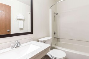 Combined shower/bathtub, free toiletries, hair dryer, towels