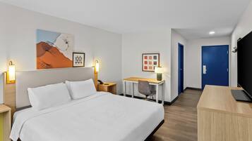Chambre, 1 très grand lit, accessible aux personnes à mobilité réduite, baignoire | Bureau, fer et planche à repasser, Wi-Fi gratuit, draps fournis
