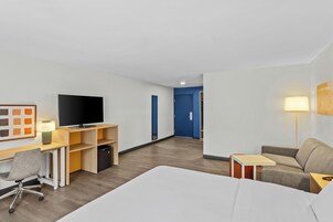 Escritorio, tabla de planchar con plancha, wifi gratis y ropa de cama 